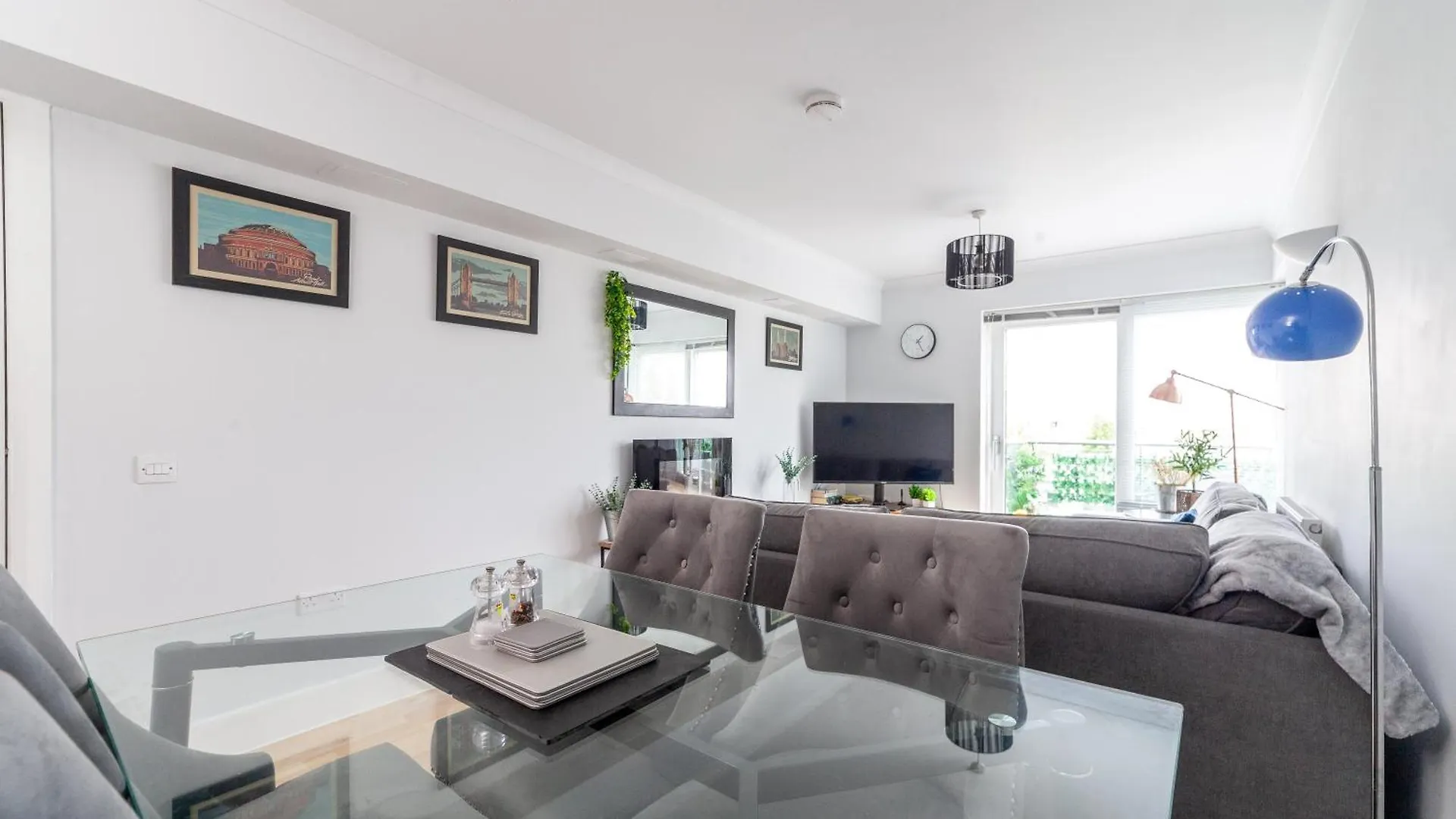 Stylish Chic Retreat: 1-Bed, Near Canary Wharf Londres Appartement